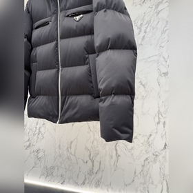 Особенности стиля： Новая куртка Prada 