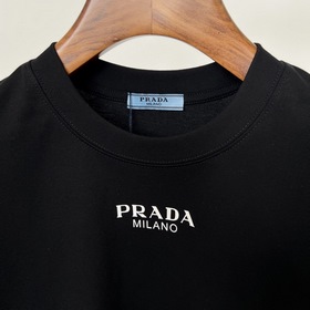 Коллекция Prada 2026 Pre-Fall： футболк