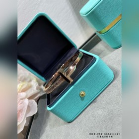 Широкий квадратный браслет Tiffany T с
