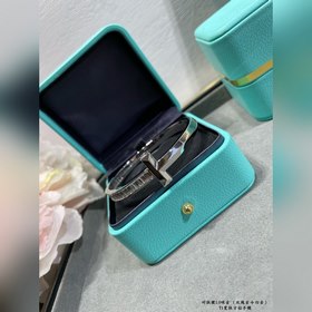 Широкий квадратный браслет Tiffany T с