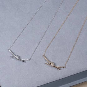 [Колье с узлом от Tiffany & Co.]  Во