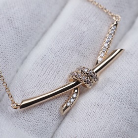 [Колье с узлом от Tiffany & Co.]  Во