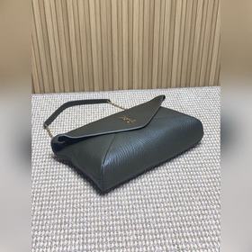 Представляем новую сумку YSL в форме к