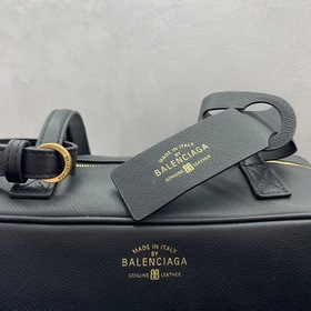 Balenciaga — большая сумка-боулинг С
