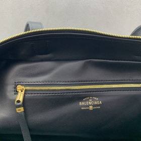 Balenciaga — большая сумка-боулинг С