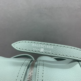 Balenciaga — сумка-боулинг, маленькая 