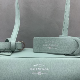 Balenciaga — сумка-боулинг, маленькая 