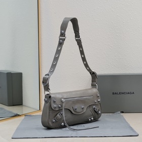 Новая сумка Balenciaga под мышкой 30*1