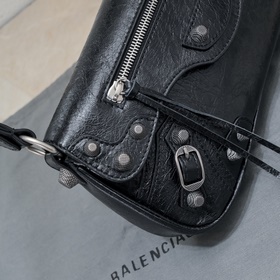 Новая сумка Balenciaga под мышкой 30*1