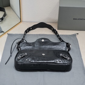 Новая сумка Balenciaga под мышкой 30*1