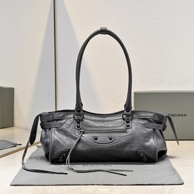 Длинная сумка через плечо Balenciaga в