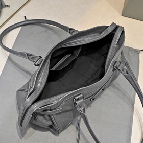 Длинная сумка через плечо Balenciaga в