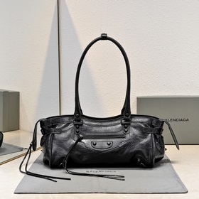 Длинная сумка через плечо Balenciaga M