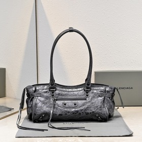 Длинная сумка через плечо Balenciaga в