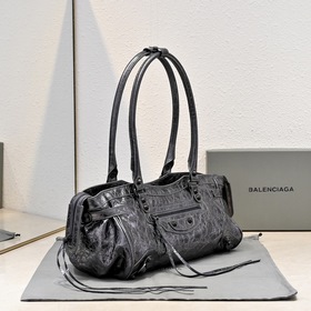 Длинная сумка через плечо Balenciaga в