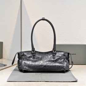 Длинная сумка через плечо Balenciaga в