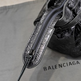 Длинная сумка через плечо Balenciaga в