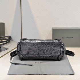 Длинная сумка через плечо Balenciaga в
