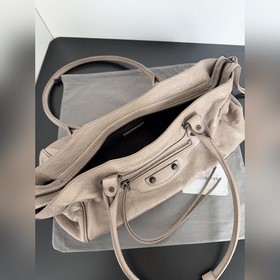 Длинная сумка через плечо Balenciaga M