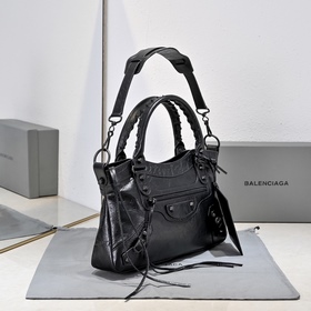 Длинная сумка Balenciaga под мышкой Ра