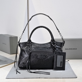 Длинная сумка Balenciaga под мышкой Ра