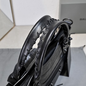 Длинная сумка Balenciaga под мышкой Ра