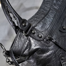 Длинная сумка Balenciaga под мышкой Ра