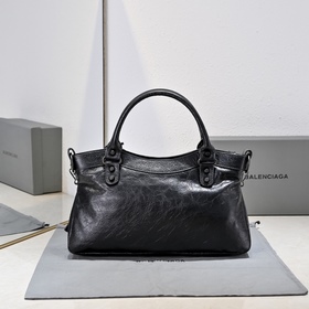 Длинная сумка Balenciaga под мышкой Ра