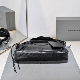 Длинная сумка Balenciaga под мышкой Ра