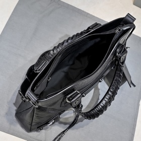 Длинная сумка Balenciaga под мышкой Ра