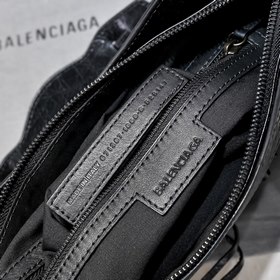 Длинная сумка Balenciaga под мышкой Ра