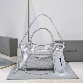 Длинная сумка Balenciaga под мышкой Ра