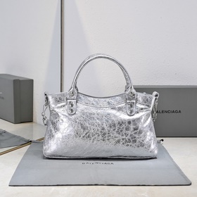 Длинная сумка Balenciaga под мышкой Ра