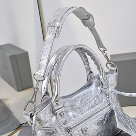 Длинная сумка Balenciaga под мышкой Ра