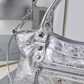 Длинная сумка Balenciaga под мышкой Ра