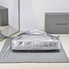 Длинная сумка Balenciaga под мышкой Ра