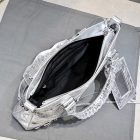 Длинная сумка Balenciaga под мышкой Ра