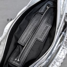 Длинная сумка Balenciaga под мышкой Ра