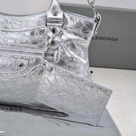 Длинная сумка Balenciaga под мышкой Ра