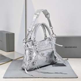 Длинная сумка Balenciaga под мышкой Ра