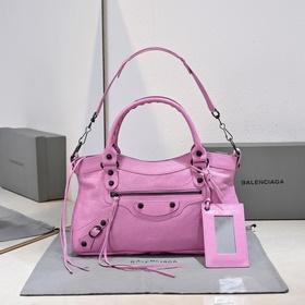 Длинная сумка Balenciaga под мышкой Ра
