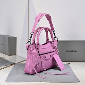 Длинная сумка Balenciaga под мышкой Ра