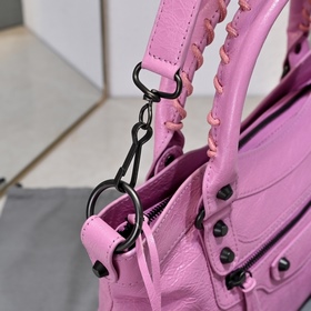 Длинная сумка Balenciaga под мышкой Ра