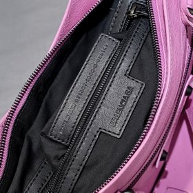 Длинная сумка Balenciaga под мышкой Ра