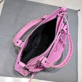 Длинная сумка Balenciaga под мышкой Ра