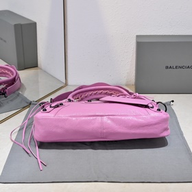 Длинная сумка Balenciaga под мышкой Ра