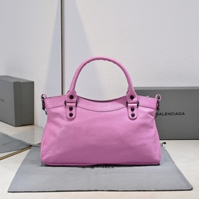 Длинная сумка Balenciaga под мышкой Ра