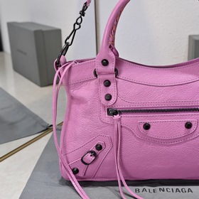 Длинная сумка Balenciaga под мышкой Ра