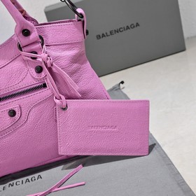 Длинная сумка Balenciaga под мышкой Ра