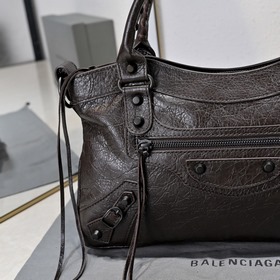Длинная сумка через плечо Balenciaga Р